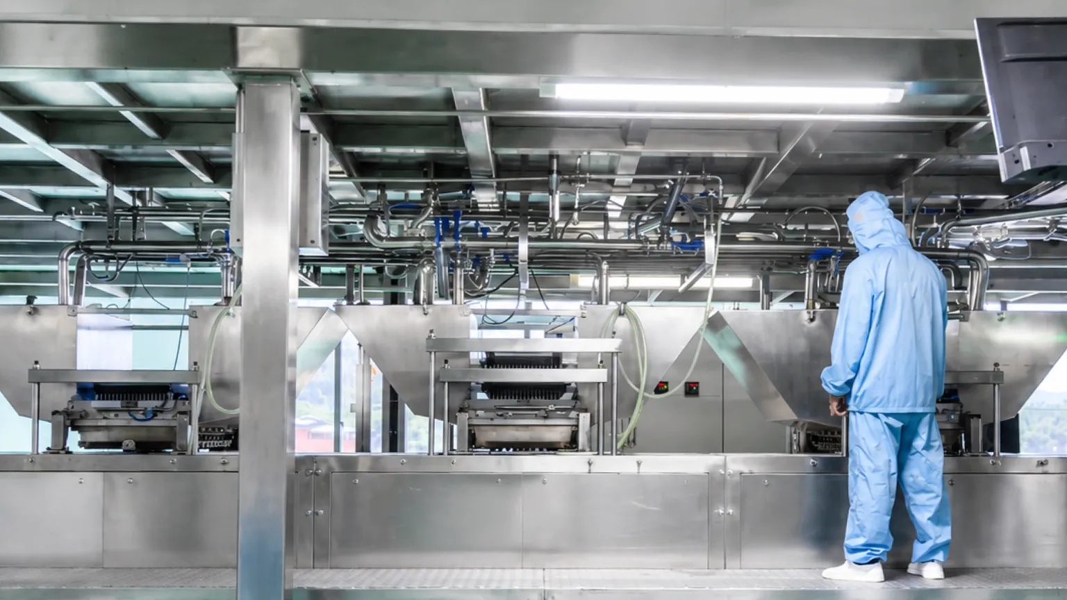 Línea de producción de gominolas con control estricto de procesos en la fábrica de Sweeto