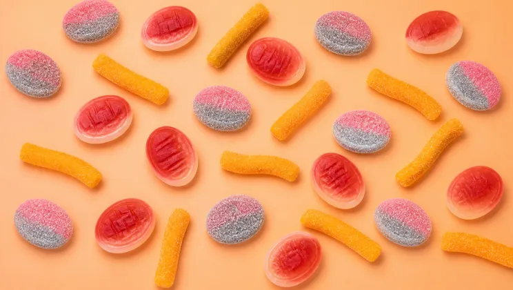 Vegan pectin-based gummy bears with natural colors