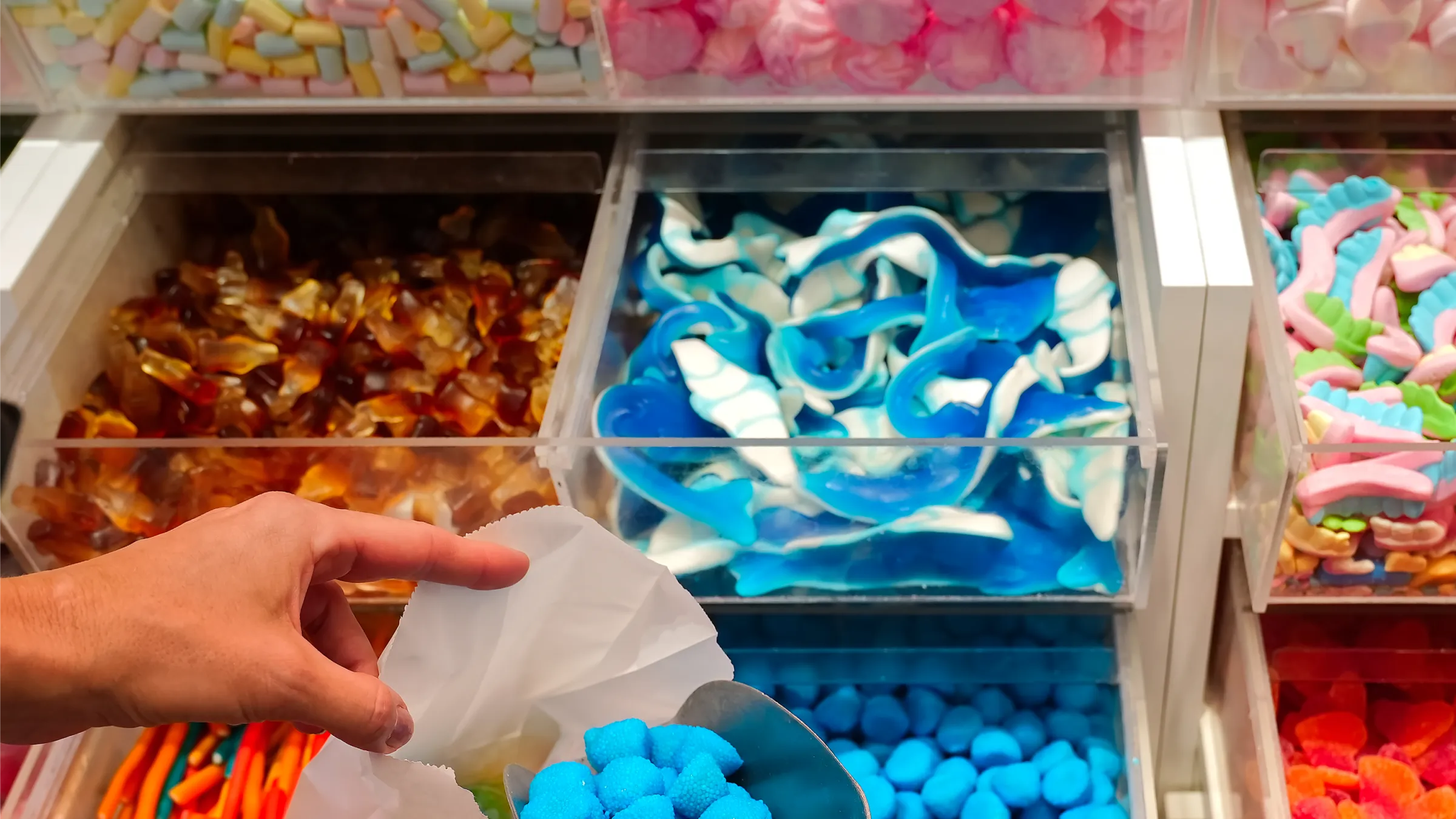 2.Row of blank-label gummy candy pouches on a retail shelf